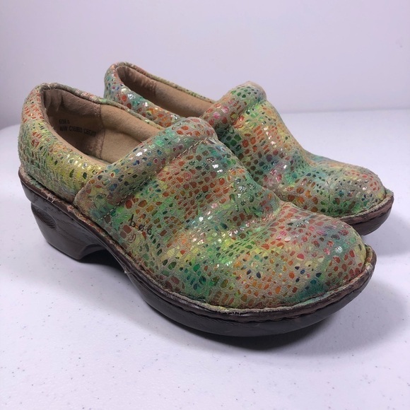 B.O.C. Born Women’s Rainbow Clog Mules - Picture 9 of 9